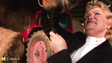 Kinky mama playing with herself in a barn