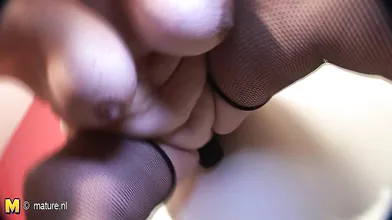 Shaved big mature slut playing with herself