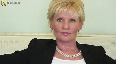 Classy mature lady feeling naughty