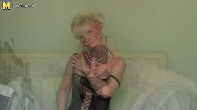 Classy mature lady feeling naughty