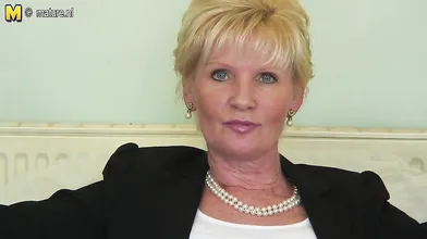 Classy mature lady feeling naughty