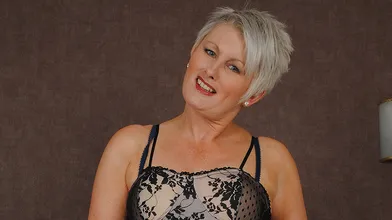 Hot British MILF works her pussy hard