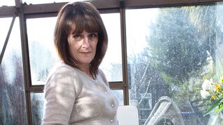 British amateur housewife gets naughty and wet