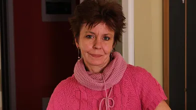 Skinny mature housewife works her hairy pussy