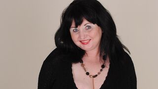 British housewife shows off her great tits and big ass