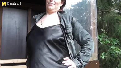 This naughty mama loves to suck cock