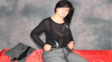 Chubby mama playing with her tits and pussy