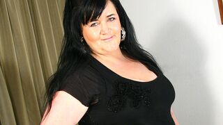 Big mature slut sucking cock