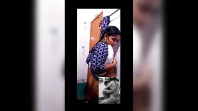 Tamil girl show her ass
