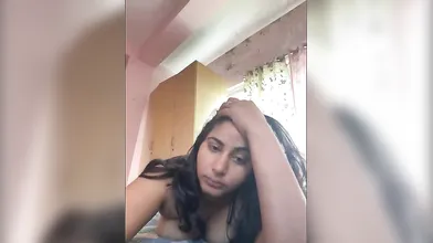 Indian bhabi showing her boobs