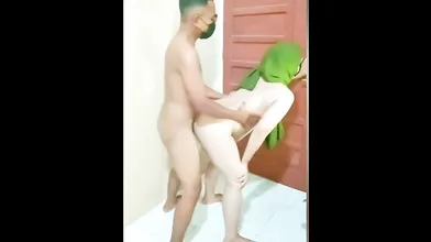 Janda Main Berdiri Dirumah