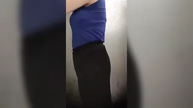 Ngintip Mandi Tante Cantik Istri Pak Kades