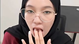 Beautiful Indonesian Hijab Girl ????