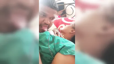 Tamil hot aunty boobs show