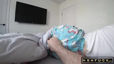 I Share a Bed with my Innocent 18yo Stepsister p2