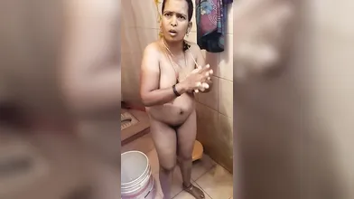 Tamil aunty captured in bathing time husband