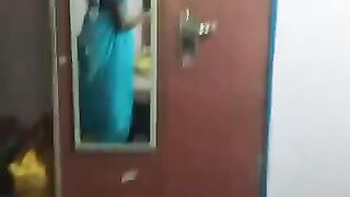 Slim girl show her full nude body