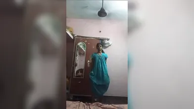 Slim girl show her full nude body