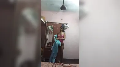 Slim girl show her full nude body