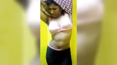 Tam girl nude show
