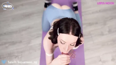 Fuck! That bi-atch in yoga pants disrobes her pants, exposing a trimmed pussy. I