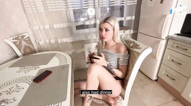 Blonde hotty gargled man sausage on kitchen table while her boyplaymate cooked,