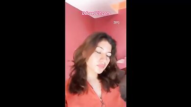 Hot Desi girl showing boobs
