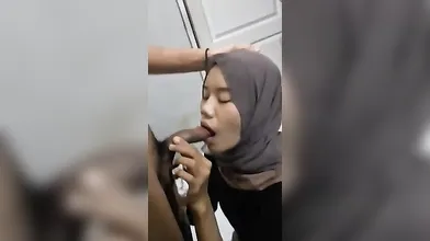 Awek Tudung Kegirangan Dapat Kulum Pelir