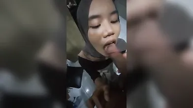 Awek Tudung Kegirangan Dapat Kulum Pelir