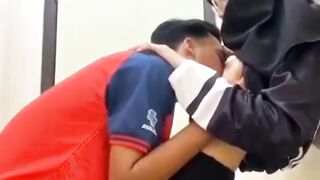 Awek Tudung Comel Kulum Batang Dalam Tandas