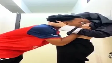 Awek Tudung Comel Kulum Batang Dalam Tandas
