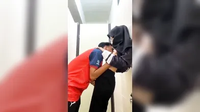 Awek Tudung Comel Kulum Batang Dalam Tandas