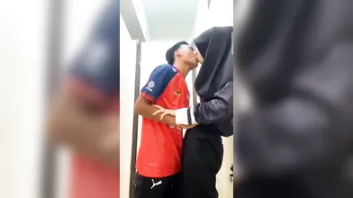 Awek Tudung Comel Kulum Batang Dalam Tandas