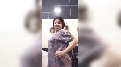 Desi girl shows her curvy body