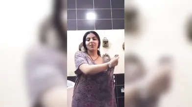 Desi girl shows her curvy body