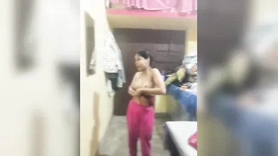 Cute girl show her full nudebody
