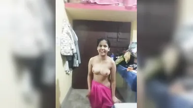 Cute girl show her full nudebody