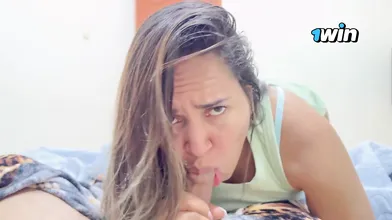 Colombiana Vanessa fellates and swallows, nearly caught by her amigo, a super-fu
