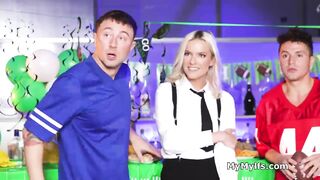 Freeuse sharing of sexy blonde bartender