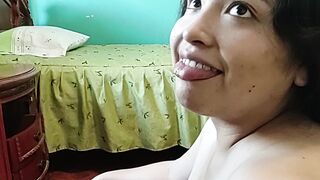 Latina sexy experta mamando pollas