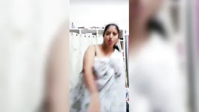 Gouthami reddy manthena showing her nude cleavage boobs in hot sexy saree✌️