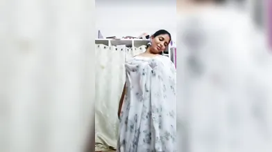Gouthami reddy manthena showing her nude cleavage boobs in hot sexy saree✌️