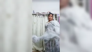 Gouthami reddy manthena showing her nude cleavage boobs in hot sexy saree✌️