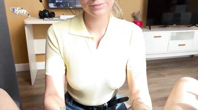 Horny college lady sucks roommate's large salami - amateur blowjob!