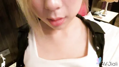 Lin Siyu sticks out her tongue to lick him. He pulls her hands off her