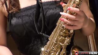 Kyoka Makimura plays the saxophone and shows off her hot body