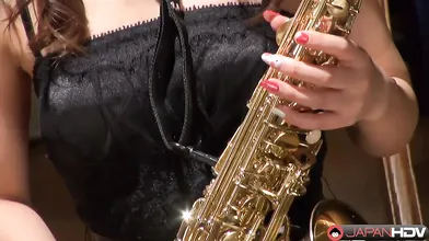 Kyoka Makimura plays the saxophone and shows off her hot body