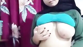 Jilbab pamer body tobrut