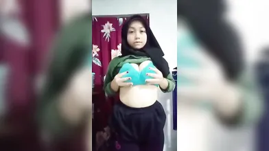 Jilbab pamer body tobrut