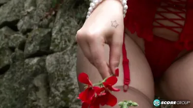 Gorgeous In The Garden - Sophie Mei